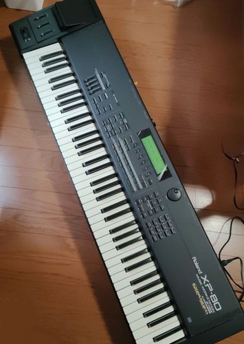 Roland synthesizer - xp-80,