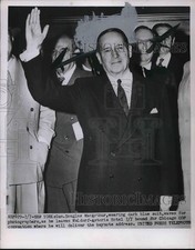1952 Press Photo Gen. Douglas MacArthur waves as he leaves Waldorf-Astoria NYC