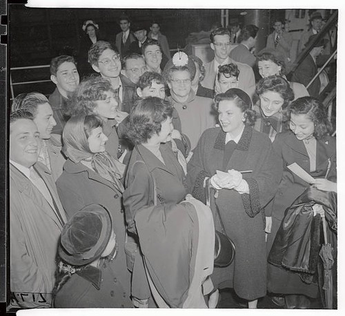 Judy garland signing autograph - judy,