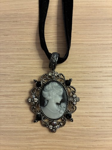 Cameo and velvet - cameo,