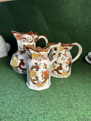 Set ceramic jugs in - of,