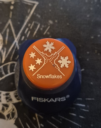 Fiskars paper punch - paper,