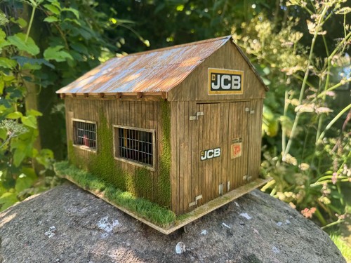 Scale farm model jcb shed - 1.32,