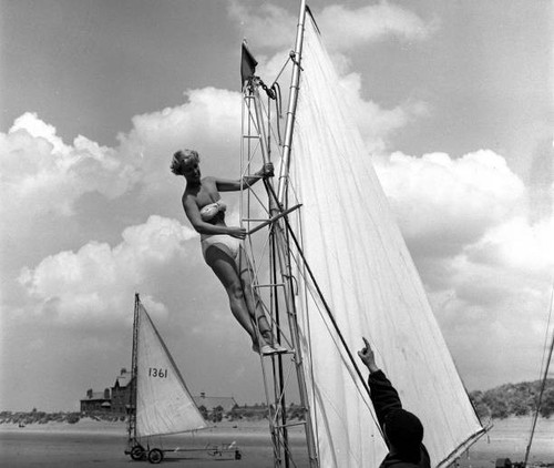 Mrs bunty jolly goes - mrs, aloft