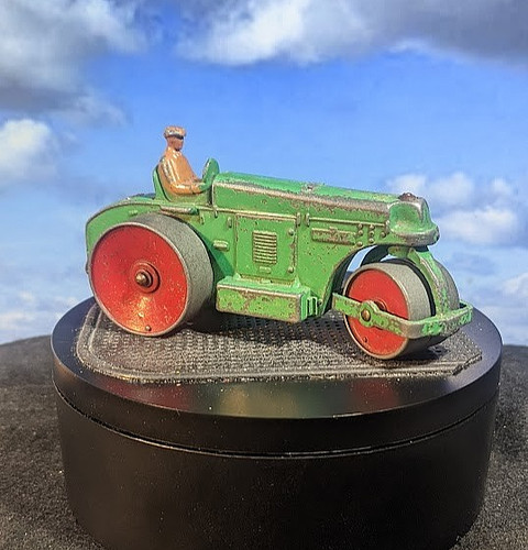 Vintage dinky toys tin - dinky,