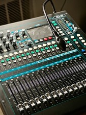 Allen & Heath QU-16C Rackmountable Digital Mixer w/ Light and Protective Cover