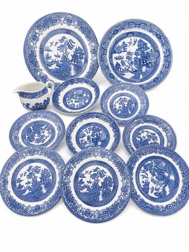 Vintage blue willow piece - blue,