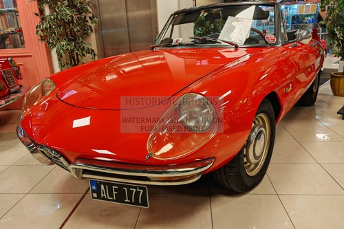 Red alfa romeo spidero - romeo,
