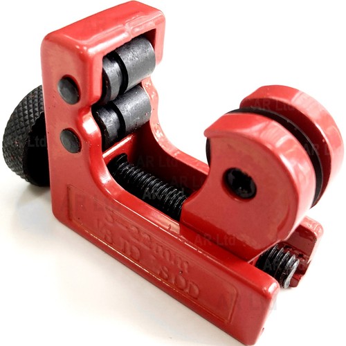Pipe cutter for cutting - pipe,