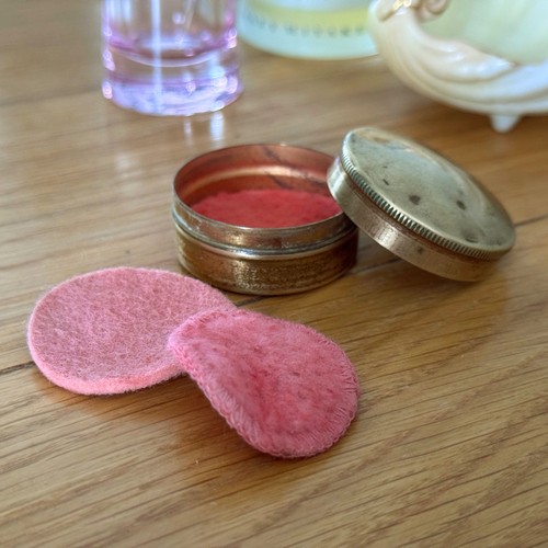 Small brass pocket powder puff - small,