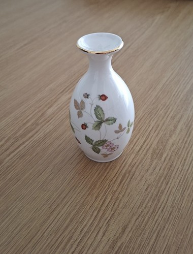 Wedgwood wild strawberry - strawberry, vase