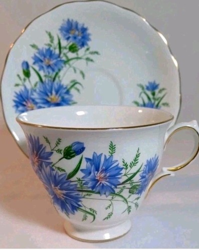 Vintage teacup sauser - &,