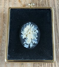 VINTAGE MINIATURE CAMEO WORLD