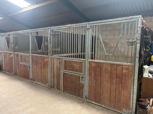 Internal stabling hardwood - internal,