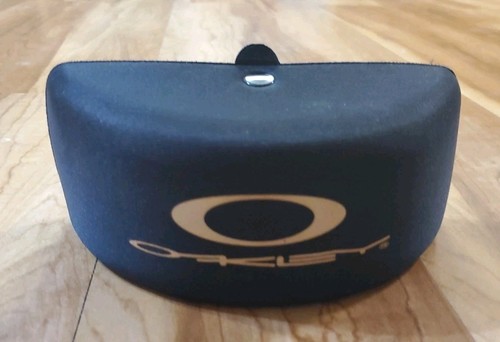 Vintage 90s oakley hard shell - oakley,