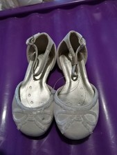 Young Girls Ivory Shoes Size 6