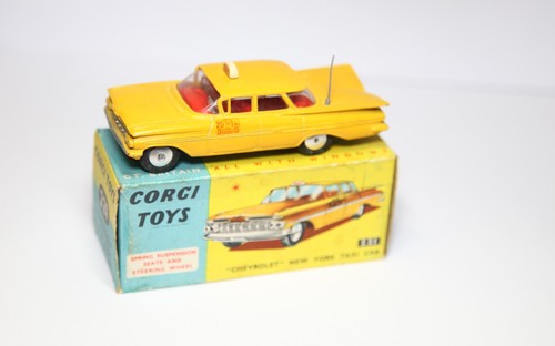 Corgi 221 chevrolet - 221,