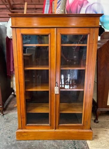 Vintage bookcase display - /,