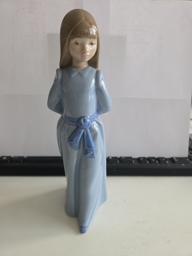 Nao girl porcelain - porcelain, in