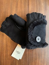 BNWT UGG BAILEY FRILL BLACK SHEARLING FINGERLESS GLOVES. SIZE MEDIUM