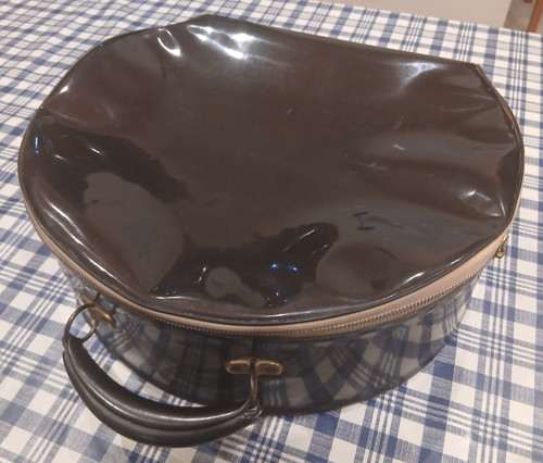 Round ladies train case - /, hat
