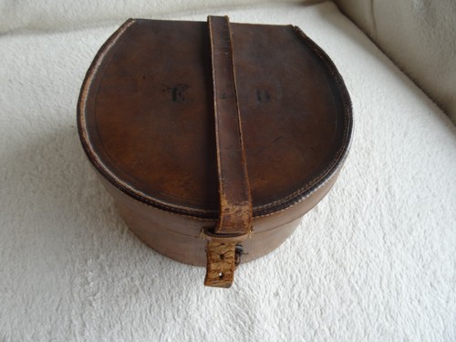 Vintage leather collar box - leather, in