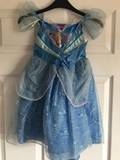 DISNEY PRINCESS DRESSING UP