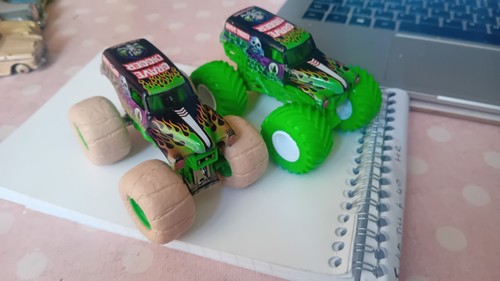 Hot wheels grave - wheels, digger