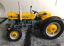 Universal Hobbies - Massey Ferguson 135 Ind Tractor - 1:32 - UH2872 - New/Mint
