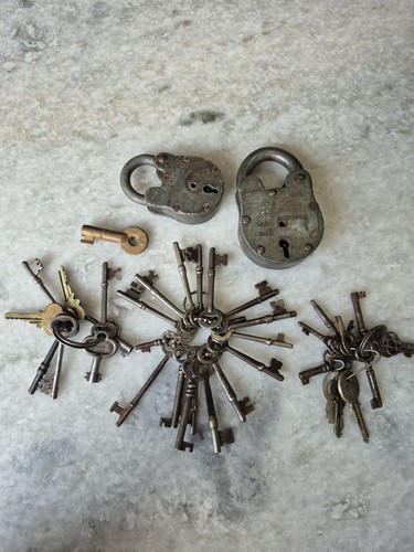 Lot vintage skeleton keys - of,