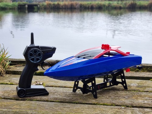 Remote control racing - control, boat