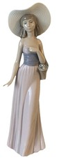 Nao by Lladro ‘Elegant Lady