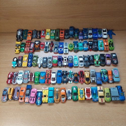 Job lot 100 hot wheels - of,