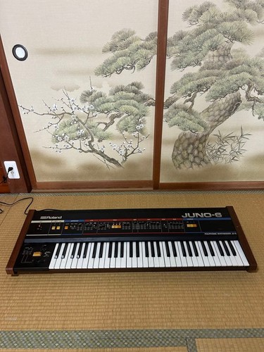 Roland juno synthesizer - juno-6,