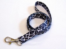 SNOW LEOPARD printed neck