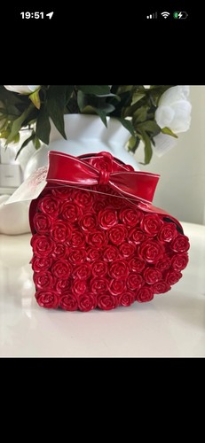 Red roses heart shaped box - in,