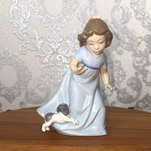 Nao lladró porcelain girl - by,