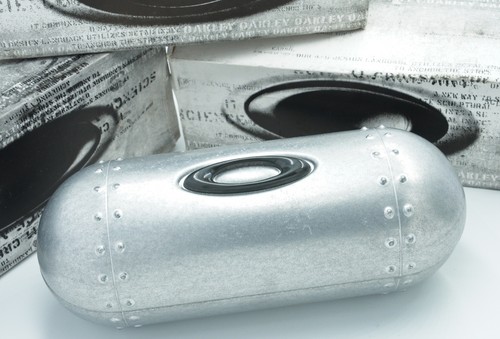 Oakley large metal vault case - large,