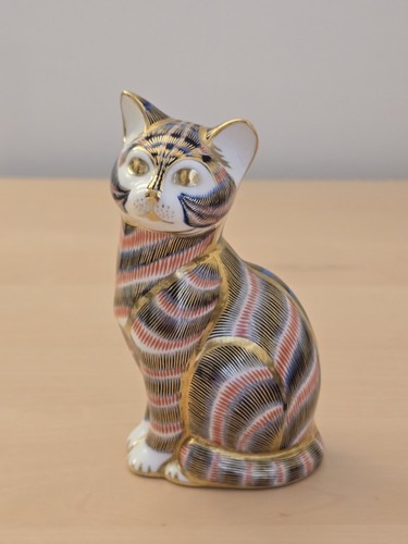 Royal crown derby - derby, sitting