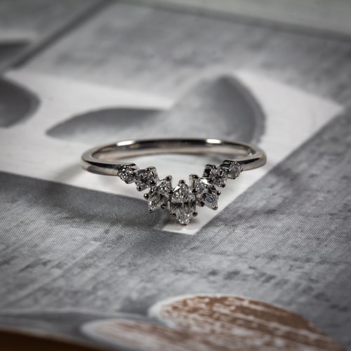 18ct white gold - 18ct, marquise