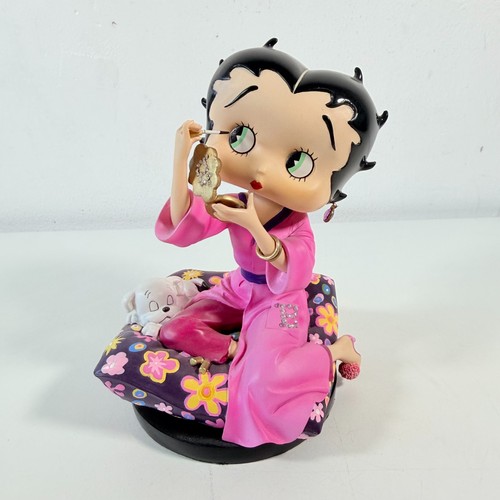 Final touches figurine - final,