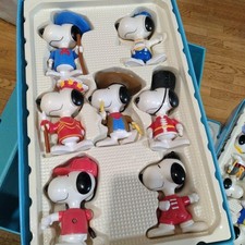 Snoopy Collectible Box 28 Figures World Costume Peanuts Vintage Rare A914