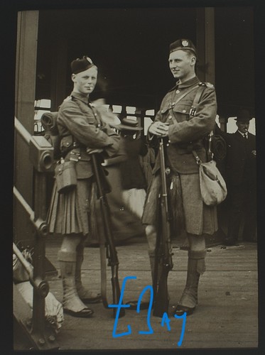 Photo two scottish soldiers - photo, at