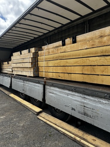 Oak posts and beams - ,