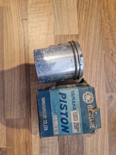 Yamaha yds3 piston and rings - and,