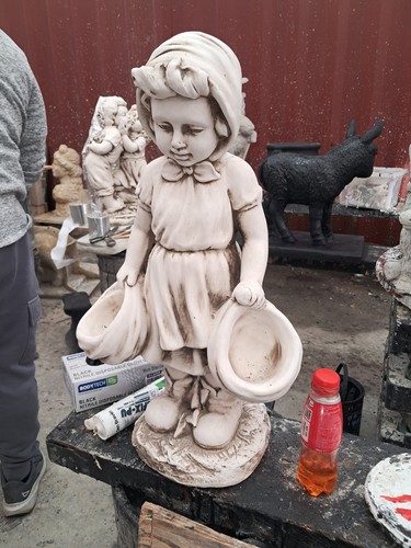 Girl with pots - pots, statue