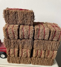 1:32 Square Hay Bales With Red String X 6