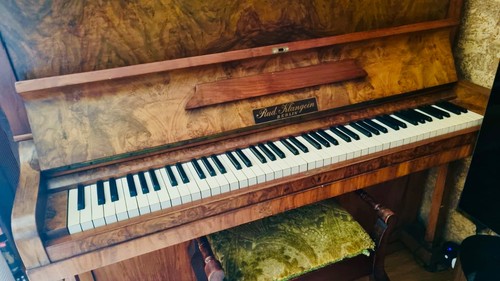 Beautiful german walnut piano - beautiful,