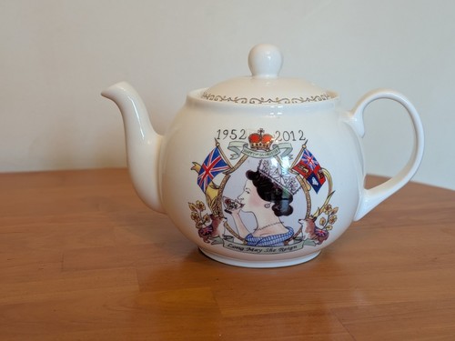 Queens jubilee tea pot - queens,