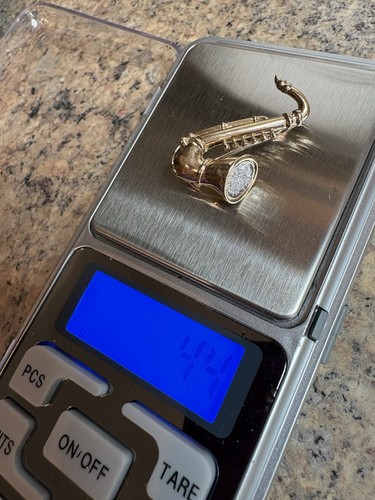 9ct yellow gold saxophone - gold,